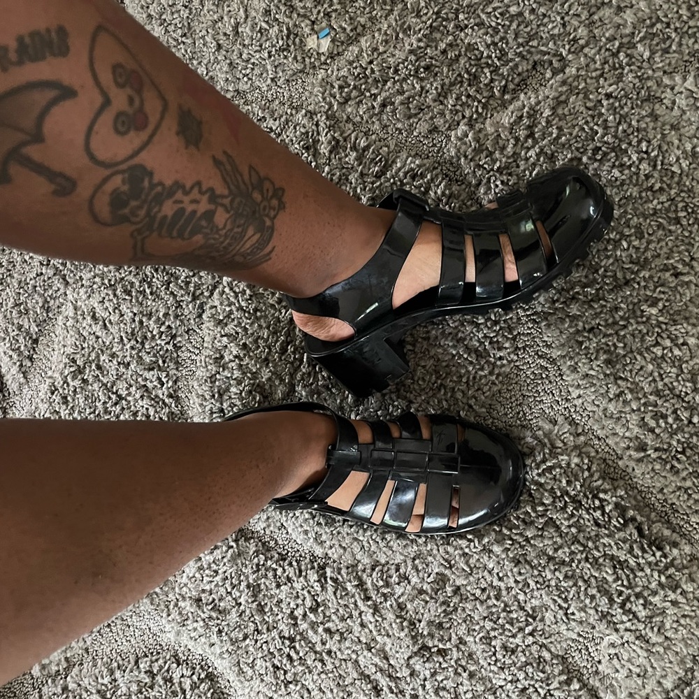 Black jelly sandals with heel